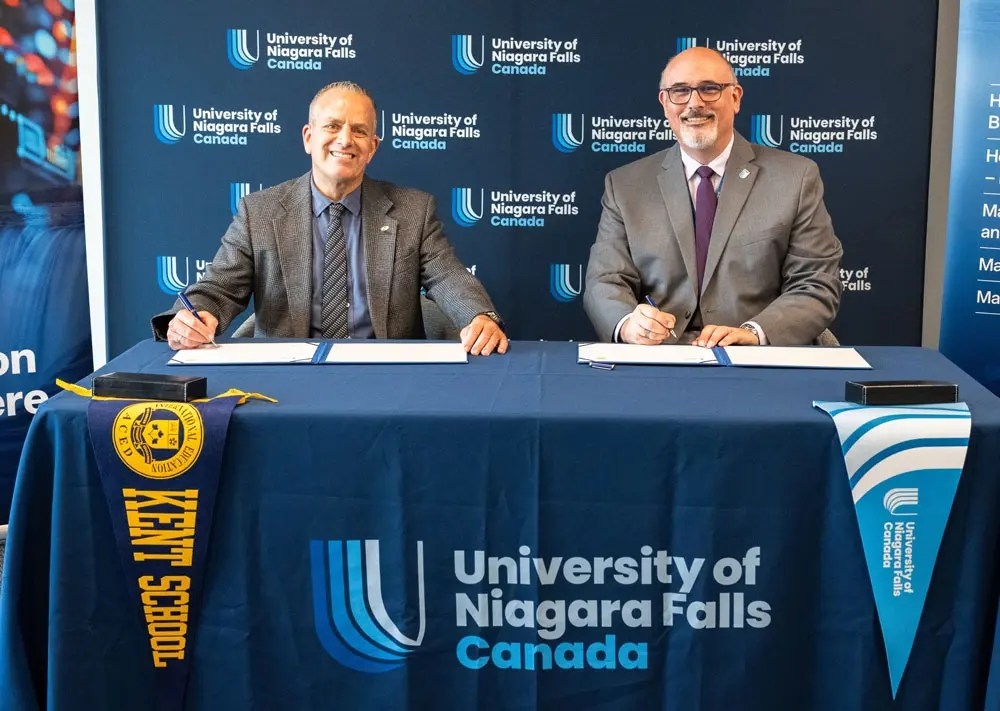 Rob Ford and David Gray signing the partnership certificates