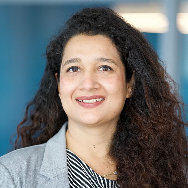 A portrait of Purva Sharma smiling