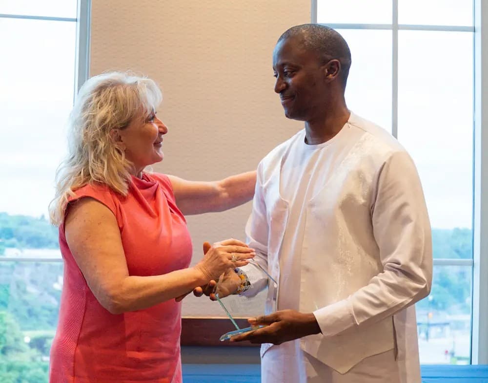 A student receiving an award from Cyndi