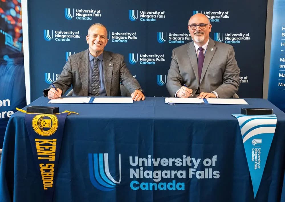 Rob Ford and David Gray signing the partnership certificates